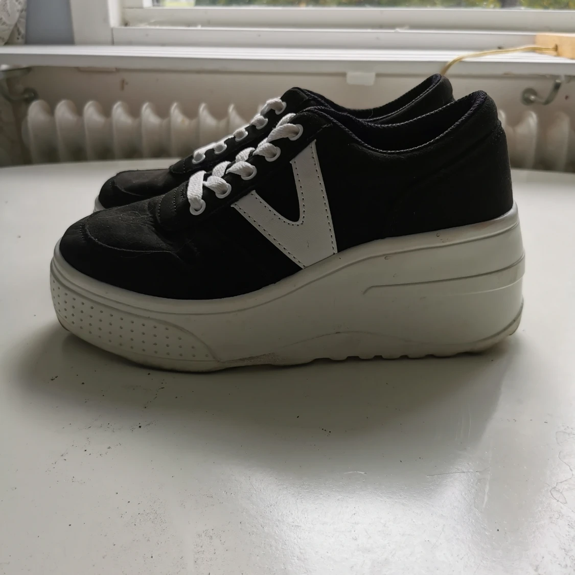 Jättefina skor med hög sula !