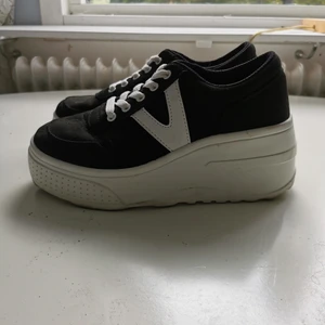 Jättefina skor med hög sula !  - Jättefina skor med hög sula! Jättefina och sköna. Använda fåtal gånger och i mycket bra skick! Nästan nyskick. Nypris: 400kr  - Mitt pris: 250kr. Kan skickas :) 