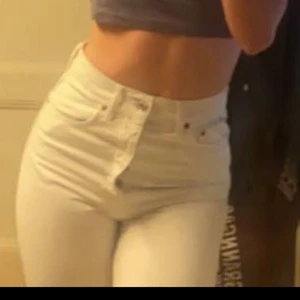 Zara Jens  - Raka vita jeans från Zara. Använda Max 3 ggr. Storlek 34. Superfina men kommer inte till användning ✨☁️💗
