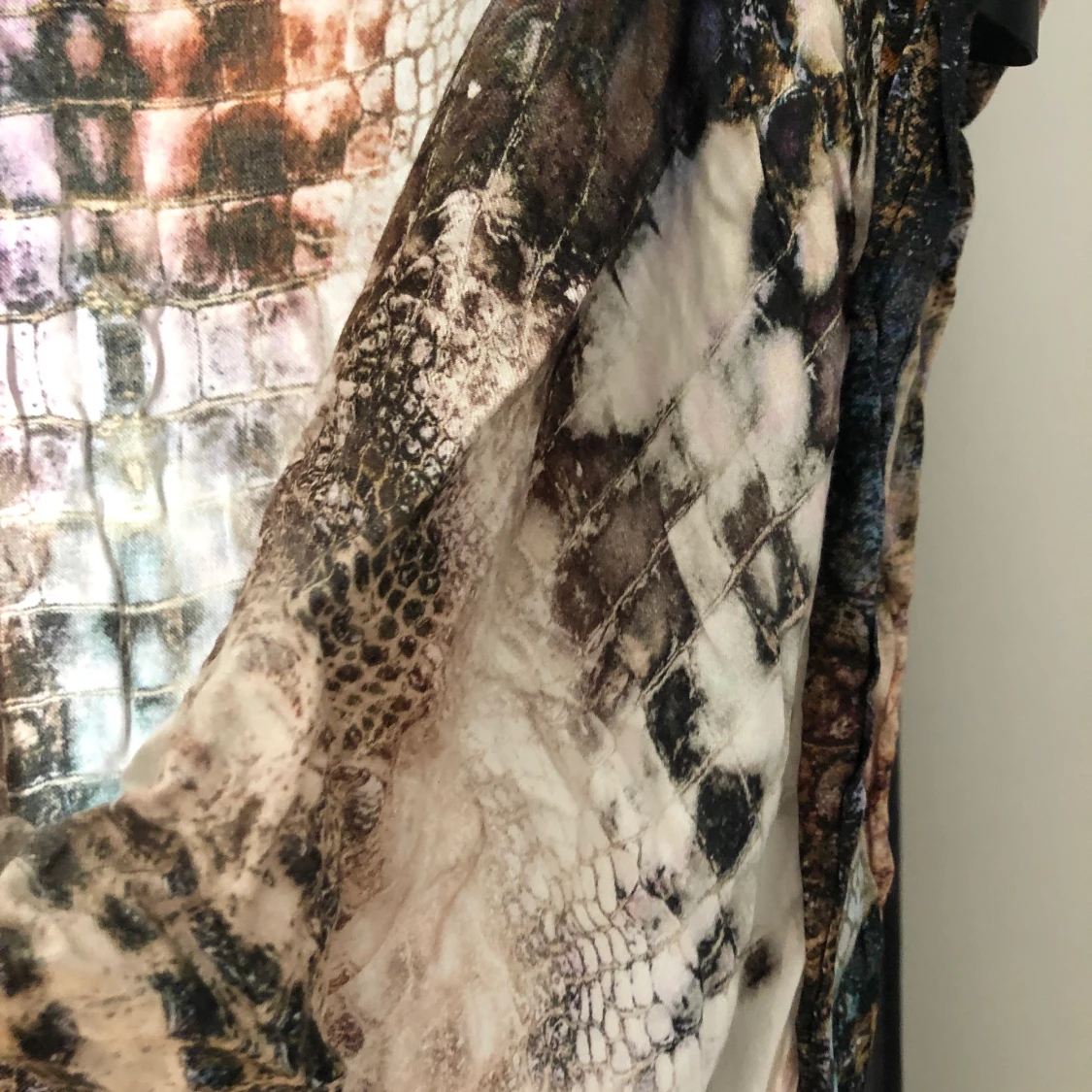 Snyggt bluslinne i snakemönster 🐍 🐍🐍 - 91