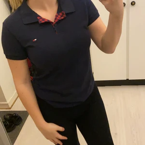 Tommy hilfiger Piké t-shirt  - Piké tröja som aldrig är använd🤍 Storlek Xs                 Tommy hilfiger🤍 kan gå ner i pris