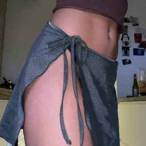 Glittrig kjol - Grå glittrig sarongkjol som man kan knyta på olika sätt. Älskar den 