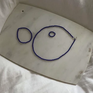 Mörkblått Sofia Kit 💙💙 - Nu släpper vi Sofia kit i mörkblått🤍 man kan köpa allting som ett kit eller en eller två smycken.                                           Ring: 13 kr, Armband: 18 kr, Halsband: 28 kr, Köper man allt som ett kit kostar det 73 kr 🤍🤍