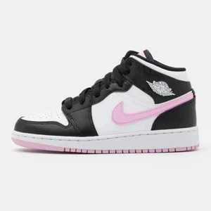 ❌SÖKER❌ - Hejsan! Söker nu dessa Jordans i stl 38,5 till ett billigt pris runt 5-700 hundra💗Hör gärna av er om ni har dessa att sälja💗