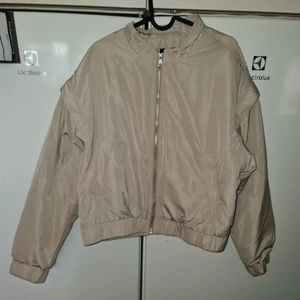NY!Beige bomberjacka med avtagbara armar - Beige bomberjacka i strlk L, ny!