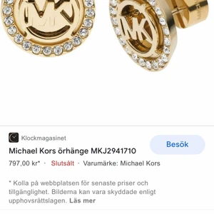 Michael Kors  - Öronhängen från Michael Kors. Använda 2 gånger. Inte min stil. Finns inte att köpa längre då dom utgått. 300 kr eller bud. Spårbar på 66kr tillkommer. 