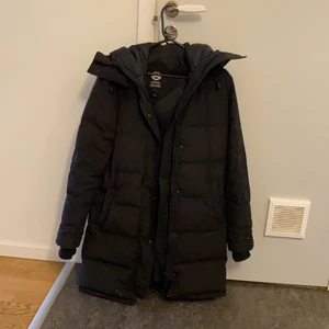vinter jacka - Jag säljer min canada goose (äkta) som jag använt en vinter den är värld 11000kr 