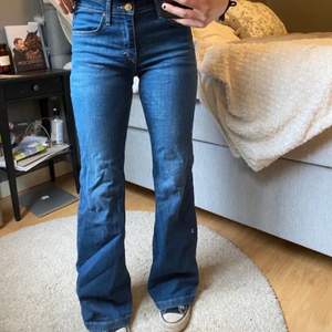 Midrise utsvängda jeans i jätte fint skick, storleken är W26 L32, jag som vanligtvis bär storlek xs-s och 34-36 passar de perfekt på mig! Kan skicka fler bilder om så önskas! PRIS KAN DISKUTERAS!💕