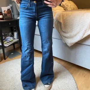 Jeans - Midrise utsvängda jeans i jätte fint skick, storleken är W26 L32, jag som vanligtvis bär storlek xs-s och 34-36 passar de perfekt på mig! Kan skicka fler bilder om så önskas! PRIS KAN DISKUTERAS!💕