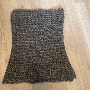 En halsduk - Halsduk i färgen grå. Riktigt skön som inte kliar!! Säljer för den inte kommer till användning 