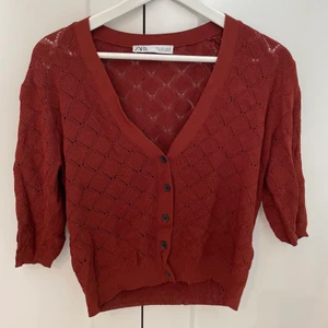 Zara kofta - Säljer denna gröna vinröda/rostfärgade koftan från Zara. Den är använd ett fåtal ggr och är i mkt fint skick. Koftan är i strl L men passar mig som vanligtvis har strl S. Priset är exklusive frakt