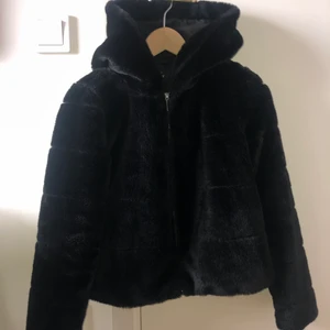 Pälsjacka  - Pälsjacka från Only som används fåtal gånger. Som ny och är i storlek XS. 