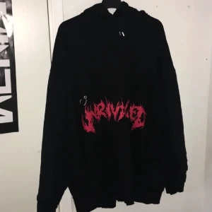Oversized hoodie  - Skitsnygg hoodie med små rippningar, i stl L men är som en XL, hoodien har en silverring på sig och snygga hål/rivningar, 100kr + frakt, 500kr nypris 