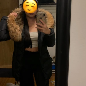 Hollies jacka äkta päls , storlek 34 - Hollies jacka med äkta päls, modellen vet jag ej vad den heter då den är köpt i butik och verkar ej säljas längre. Använd 1 vinter , i fint skick. Köparen står för frakt. Kan även bytas mot canada goose storlek S eller andra vinterjackor i S 