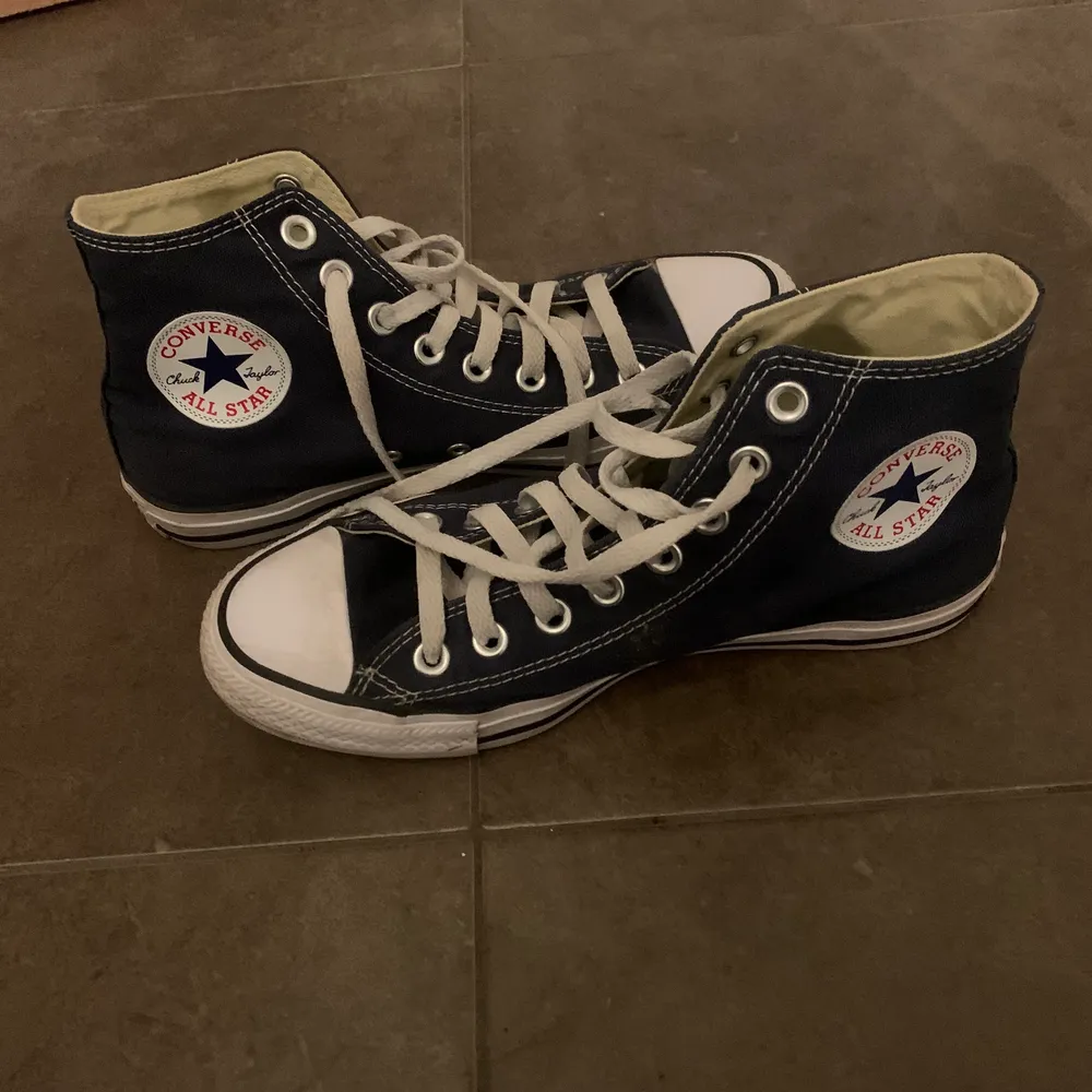 Intressekonflikt på mina Converse i mörkblå färg. Storlek 39.5. Dem är knappt använda därav i väldigt fint skick. Bud startar från 400. Skor.