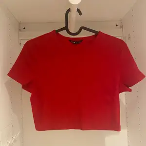 Denna röda croppad t-shirten kommer från shein. Jag skulle verkligen rekommendera att man har en liten mindre byst för att denna ska sitta bra för den är ganska kort och kan då lätt åka upp. Den är använd ett väldigt fåtal gånger🤍 49 + frakt