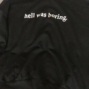 Svart tröja - Jag har haft plagget i ungefär två månader och bara haft på mig den en gång. Den är jätte skön och har ett tryck där det står ”hell was boring”❤️