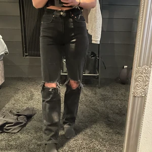90-tals jeans! - Snygga raka jeans från Gina i 90-tals modell, är 177cm lång och dom är perfekta i längden på mig, säljer pga att de är försmå. Ord pris 600kr
