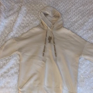 Overzised billie Elish hoodie - Den är i xs men passar även s/m den är jätte overzied ❤️‍🔥 andvänd få ggr och inga hål eller skador💓 köp direkt för 300 (ingen betalning av frakt)