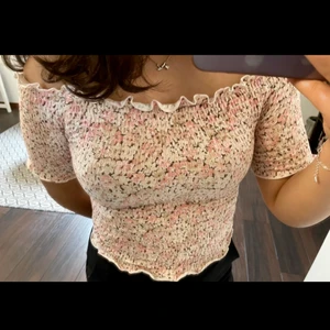 Blommig topp - Blommig topp från H&M. Bra skick. Storlek: XS. 