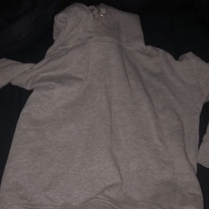 Vanlig grå hoddie - En grå hoddie från Cubus skönt vanlig hoddie.