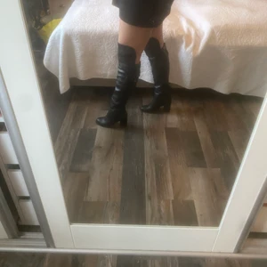Overknee skor - Skorna är från din sko och är i storlek 39, klackhöjd: 8cm. Kan gå ner i pris vid snabb affär