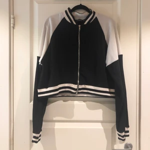 Boohoo jacka - Svart vit jacka från Boohoo. Något nopprig men i bra skick annars. Strl 42 🤍