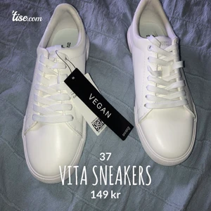 Vita sneakers str 37 - Oanvända vita sneakers! Ny pris 399kr, mitt pris 149kr. Storlek 37