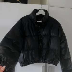 Jacka från Zara - Säljer min knappt använda Zara jacka i strl S. Inget slitage eller märken alls, orginalpris 559kr men säljer för 450 då jag använt den max 3 gånger 😇. Jackan har både knappar och dragkedja samt 2 fickor. Köparen står för frakt!