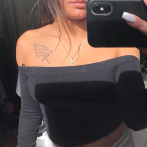Off shoulder tröja - Fint skick, knappt använd 