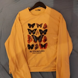 Fin tröja med fjärilar - Långärmad tröja med tryck av fjärilar. Väldigt mjuk och skön. Sparsamt använd