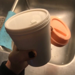 Oanvänd Frank body bodytoning lotion - Hjälper till att ge kroppen en fastare form älskar den men råkade beställa tre stycken då dem är väldigt dryga lär mina två hålla väldigt länge så säljer en av dem :) 