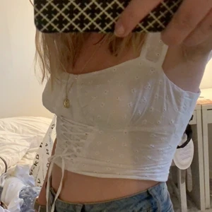 Vit topp - Söt vit ”korsett” topp från NA KD i storlek L, köparen står för frakten ❤️🌟