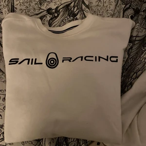 Sail racing - Hej, jag säljer nu min sail racing tröja som tyvärr inte kommer till användning, använde den 1 gång i vintras så den är i nyskick, nypris 699kr💞