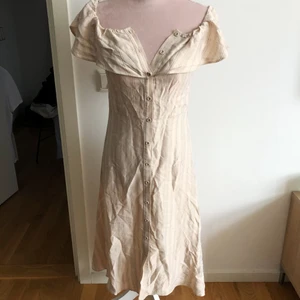 Klänning strl:34 - Sparsamt använd klänning. Något mindre i storleken. 