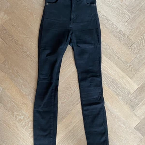 Svarta jeans från dr.denim - Svarta supertighta och superstretchiga jeans med hög midja från dr.denim. Sotter jättesnyggt och så sköna! 