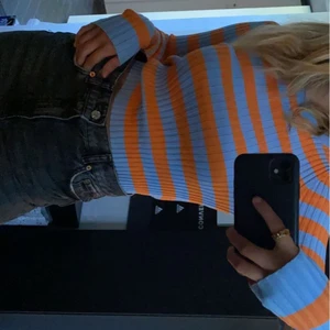 Randig tröja från Zara - Säljer nu denna slutsålda tröjan från Zara. Som ny! Storlek M men passar även en xs/s! Köparen står för frakt❤️‍🔥