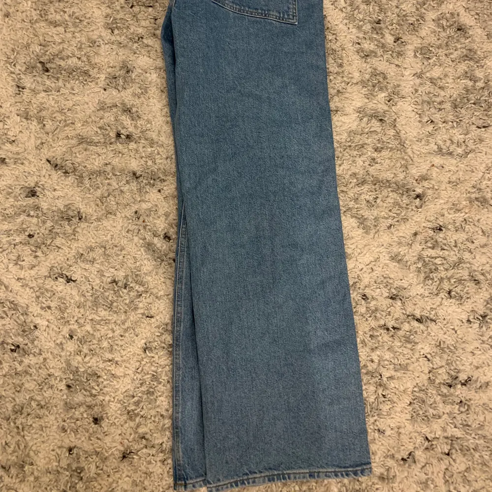 Säljer mina jeans ifrån NA-KD för att dom tyvär är för stora på mig. Aldrig använda, lappen är dock inte kvar för jag trodde jag skulle använda dom ändå sen. Köptes för 579 säljer för 350💞. Jeans & Byxor.