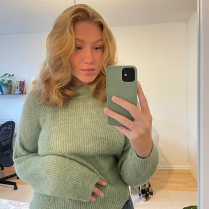 Grön stickad tröja - Såå fin ljusgrön tröja. Storlek xs men passar större med, har inte xs i vanliga fall. Frakt ingår i priset🤩