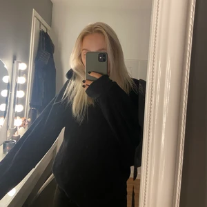 Svart hoodie  - Helt vanlig superskön svart hoodie i lite oversized modell!