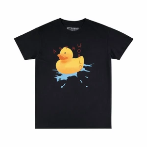 Travis Scott - Rubber Duck T-shirt  - Säljer nu min Travis Scott merch t-shirt. Köptes på Lollapalooza i Stockholm i storlek S. T-shortsen är i unisex, på mig (ca 165) är den ganska så oversized. Säljs på Farfetch för 1299kr. Super fint skick!