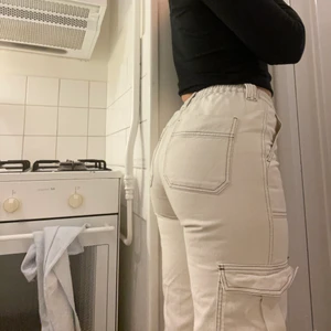 Vita byxor med ficka fr Urban Outfiters - Fina vita byxor i storlek 36, satt lösare på mig när jag köpte dem men sitter som på bilderna nu när jag är 38. Jättebekväma o coola tips. 