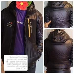 Sail racing jacka - En fet jacka till vintern eller hösten du väljer själv. Har däremot ett hål i ryggen men har en svart tejpbit på det så det inte märks