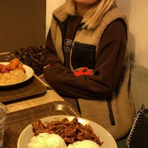 teddyväst - beige teddyväst. den är köpt på lager 157, säljer pågrund av att jag inte får någon användning av den längre, köparen står för frakten💕 