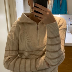 Tjocktröja - Säljer min helt nya oanvända tröja från DesignBySi! Så fin & trendig och helt slut på hemsidan! Det är One Size men sitter som S/M. Så skön och gosig till hösten! Hör av dig om du är intresserad💕💕 Frakt 66kr