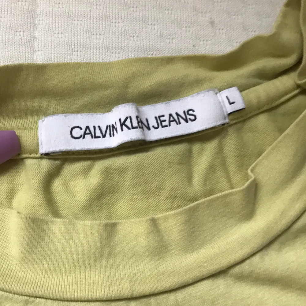 En tröja från Calvin Klein jeans köpt på Åhléns city i Malmö. Köpt för ca 700 säljer nu för endast 200. Fler bilder eller frågor så går det bra att kontakta 🤍 obs. Liten i storlek!. T-shirts.