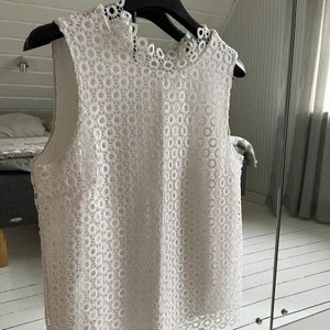 Linne från Stockh lm - Vitt linne från Stock lm i storlek M. Använd fåtal gånger och i väldigt fint skick! 