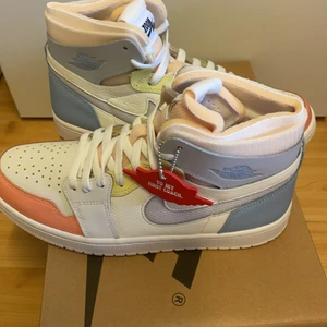 Air Jordan 1 high  - Air Jordan 1 high CMFT ”to my first coach”             storlek EU 44, aldrig använda (DS). Pris 2000kr inklusive frakt ! (Mer bilder kan skickas i pm)