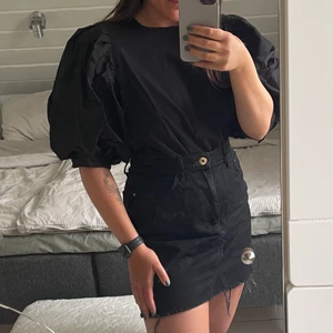 Topp med puffärm - Svart topp med puffärm från H&M i storlek L. Aldrig använd med prislapp kvar. 