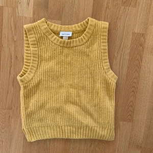 Gul stickad väst💛 - Gul stickad väst som knappt är använd🤩 väldigt fin somrig färg! 